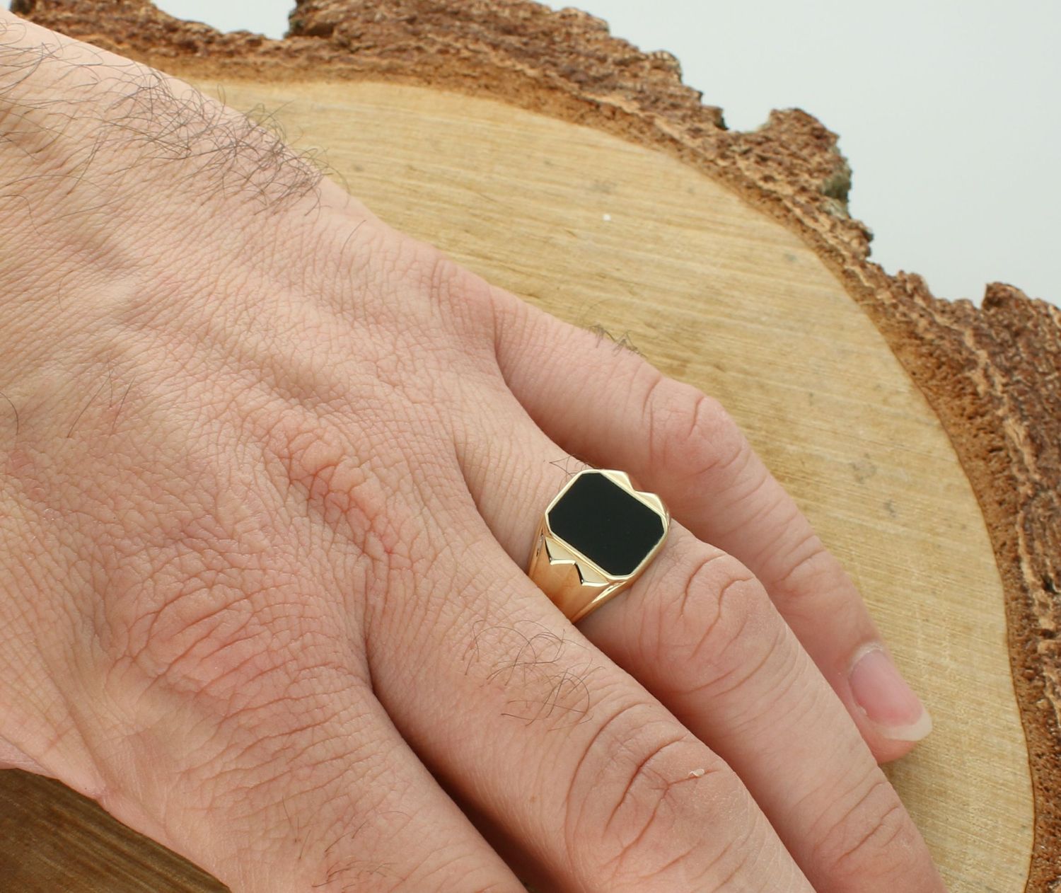 Pierścionek sygnet czarny SY 59A 375 Złoty męski sygnet wykonany z żółtego złota próby 375. Męska złota biżuteria idealna na prezent. Złoty sygnet o prostokątnej, niehaczącej górze i ozdobnej 1.jpg